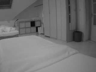 voyeurcam-julmodels-bed-1