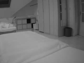 voyeurcam-julmodels-bed-1