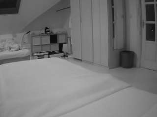 voyeurcam-julmodels-bed-1