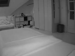voyeurcam-julmodels-bed-1