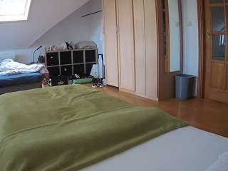 voyeurcam-julmodels-bed-1 camsoda