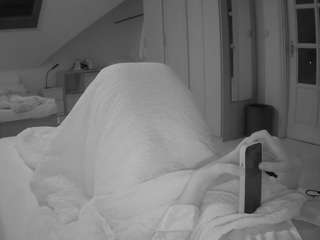 voyeurcam-julmodels-bed-1