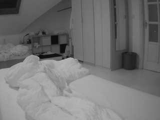 voyeurcam-julmodels-bed-1