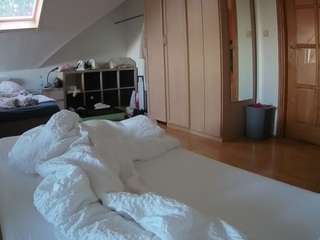 voyeurcam-julmodels-bed-1