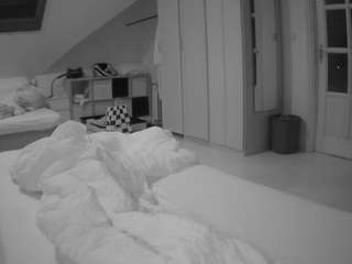 voyeurcam-julmodels-bed-1