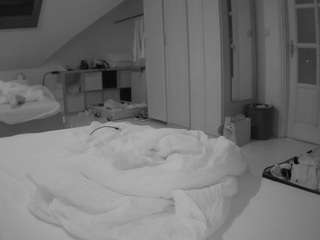 voyeurcam-julmodels-bed-1