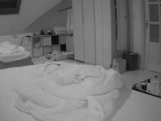 voyeurcam-julmodels-bed-1