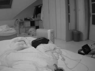 voyeurcam-julmodels-bed-1