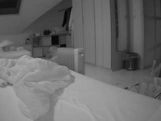 voyeurcam-julmodels-bed-1