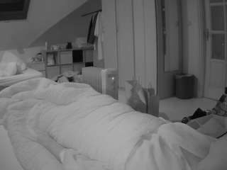 voyeurcam-julmodels-bed-1