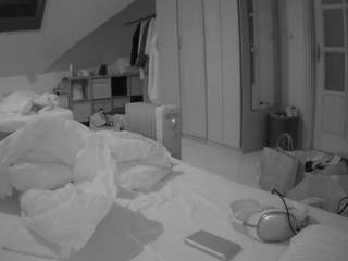 voyeurcam-julmodels-bed-1