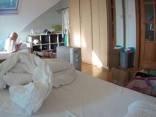 voyeurcam-julmodels-bed-1