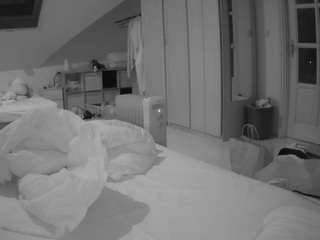 voyeurcam-julmodels-bed-1