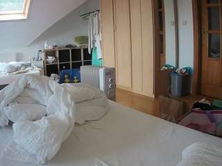 voyeurcam-julmodels-bed-1