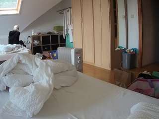 voyeurcam-julmodels-bed-1