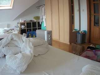 voyeurcam-julmodels-bed-1