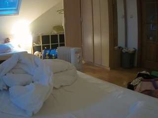 voyeurcam-julmodels-bed-1