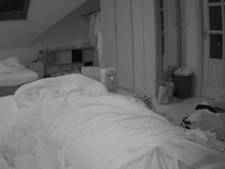 voyeurcam-julmodels-bed-1