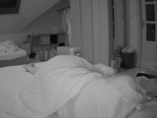 voyeurcam-julmodels-bed-1