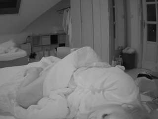voyeurcam-julmodels-bed-1