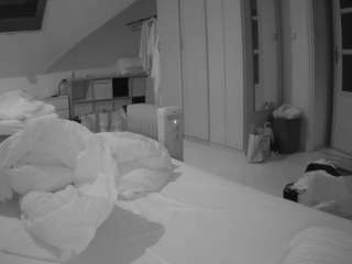 voyeurcam-julmodels-bed-1