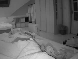 voyeurcam-julmodels-bed-1