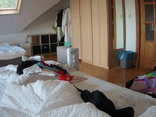 voyeurcam-julmodels-bed-1 camsoda