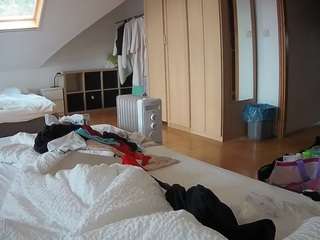 voyeurcam-julmodels-bed-1 camsoda