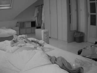 voyeurcam-julmodels-bed-1 camsoda