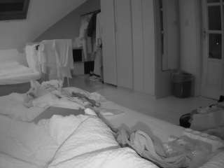voyeurcam-julmodels-bed-1