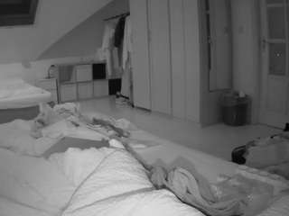 voyeurcam-julmodels-bed-1