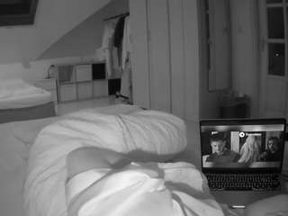 voyeurcam-julmodels-bed-1