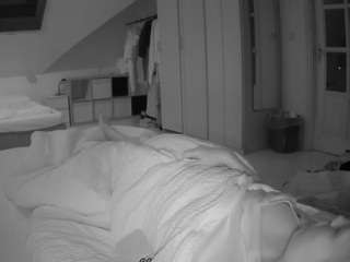 voyeurcam-julmodels-bed-1
