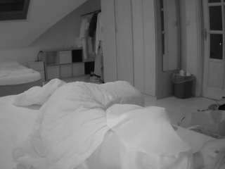 voyeurcam-julmodels-bed-1