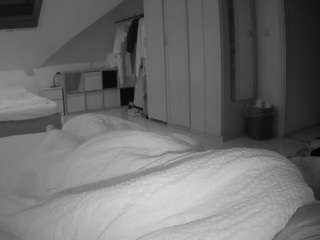 voyeurcam-julmodels-bed-1