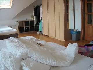 voyeurcam-julmodels-bed-1