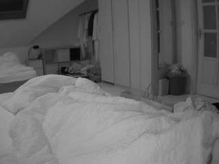 voyeurcam-julmodels-bed-1
