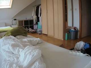 voyeurcam-julmodels-bed-1