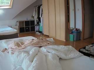 voyeurcam-julmodels-bed-1