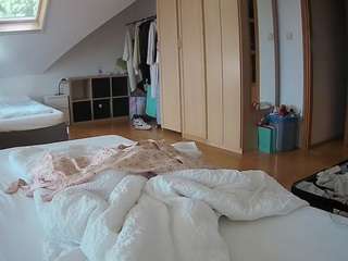 voyeurcam-julmodels-bed-1