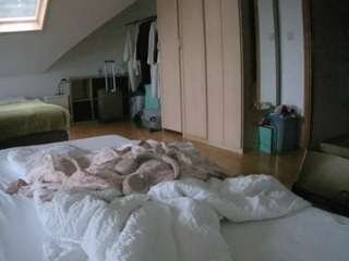 voyeurcam-julmodels-bed-1
