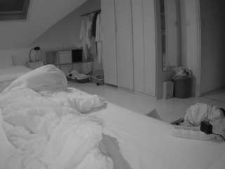 voyeurcam-julmodels-bed-1
