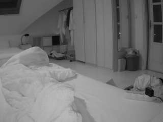 voyeurcam-julmodels-bed-1