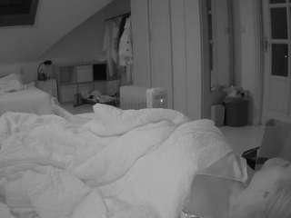 voyeurcam-julmodels-bed-1