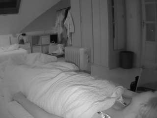 voyeurcam-julmodels-bed-1 camsoda