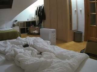 voyeurcam-julmodels-bed-1 camsoda