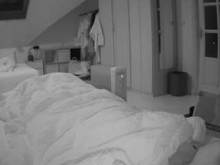 voyeurcam-julmodels-bed-1 camsoda