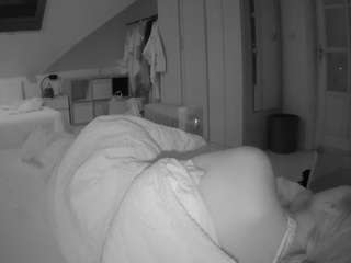 voyeurcam-julmodels-bed-1 camsoda