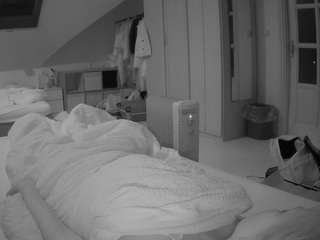 voyeurcam-julmodels-bed-1 camsoda