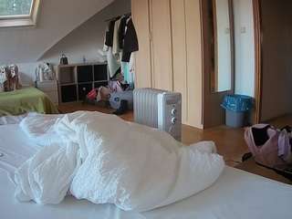 voyeurcam-julmodels-bed-1 camsoda